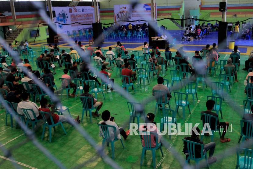Sejumlah warga mengantre untuk menerima suntikan vaksin COVID-19 di Kota Kupang, NTT, Selasa (26/10). Presiden Joko Widodo (Jokowi) mengajak para pemimpin ASEAN agar melakukan sejumlah langkah percepatan dan penguatan di bidang kesehatan. 