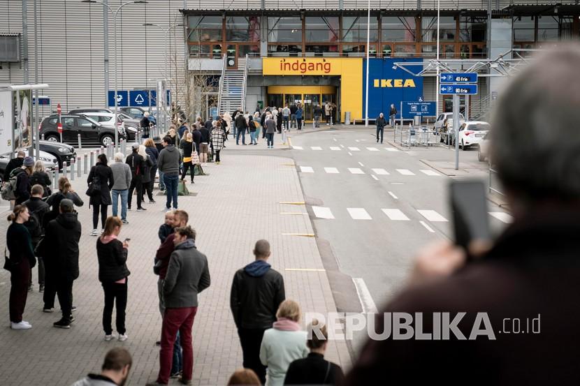 Sejumlah warga mengantri ketika Ikea dibuka kembali saat wabah virus Corona di Gentofte, Denmark, Senin (27/4).