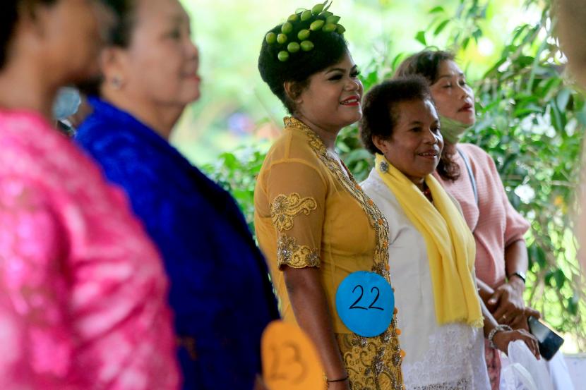 Sejumlah warga mengenakan busana kebaya dalam perayaan Hari Kartini yang digelar Jurnalis dan Mantan Jurnalis Perempuan Sentani di Obhe Ondofolo, Sentani, Jayapura, Papua, Kamis (21/4/2022). 
