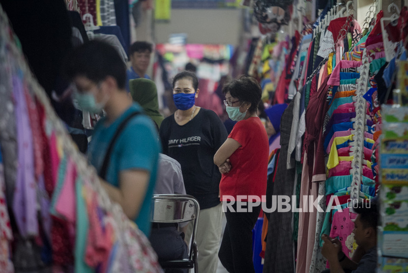 Sejumlah warga mengenakan masker di Pasar Klewer, Solo, Jawa Tengah, Sabtu (14/3/2020). 