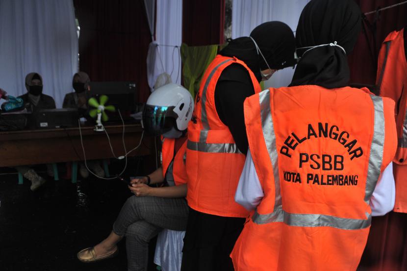 Sejumlah warga mengenakan rompi pelanggar PSBB (Pembatasan Sosial Berskala Besar) di Posko Gugus Tugas Penanggulangan Covid-19 di Palembang, Sumatera Selatan. (ilustrasi)