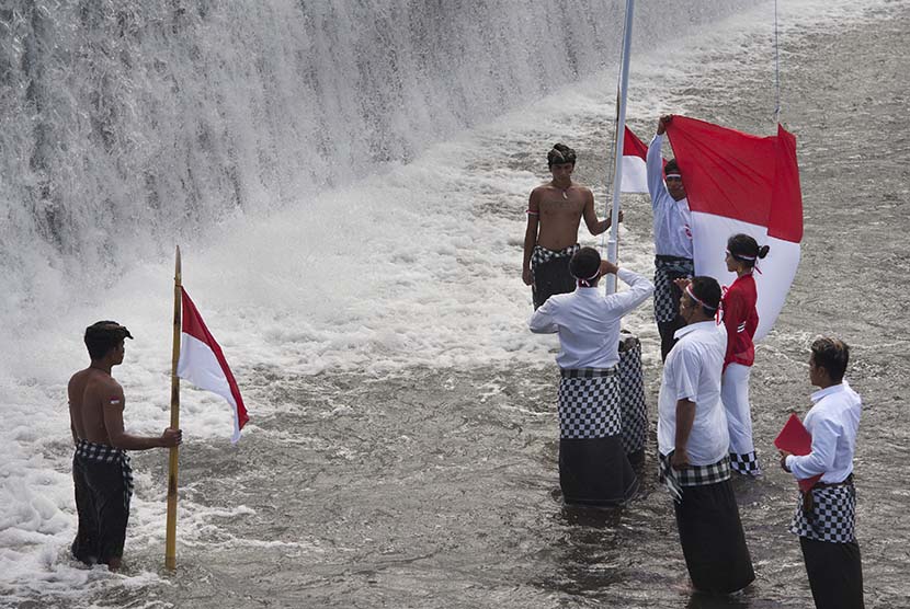  Upacara pengibaran bendera Merah Putih di sungai , di sawah dan beberapa lokasi unik meramaikan perayaan HUT Kemerdekaan RI ke 72, Kamis (17/8).