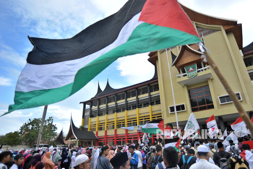 Sejumlah warga mengikuti Aksi Bela Masjid Al Aqsa di halaman kantor Gubernur Sumatera Barat, di Padang, Jumat (28/7).