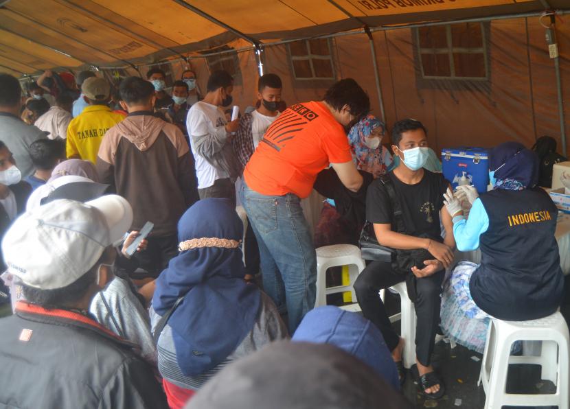 Sejumlah warga mengikuti Gebyar Vaksin Sumbar Sadar Vaksin (Sumdarsin) di halaman Kantor Gubernur Sumatera Barat, Padang, Sabtu (18/12/2021). Berdasarkan data Pemprov Sumbar, capaian kedua tahap vaksinasi COVID-19 di provinsi itu baru mencapai 61 persen.
