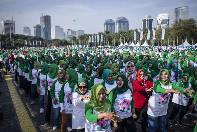 Sejumlah warga mengikuti Kampanye Nasional Cegah Stunting di kawasan Monas, Jakarta, Minggu (16/9).