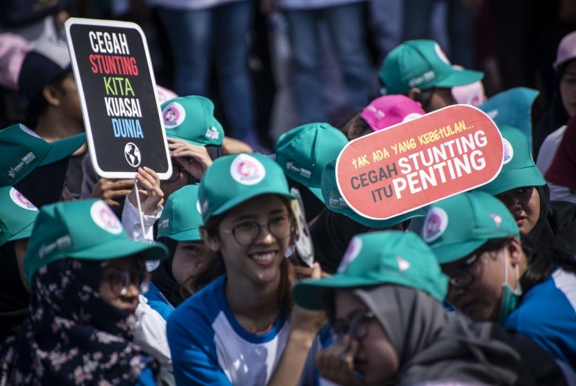 Sejumlah warga mengikuti Kampanye Nasional Cegah Stunting di kawasan Monas, Jakarta, Minggu (16/9). Kegiatan tersebut digelar dengan mengangkat tema 