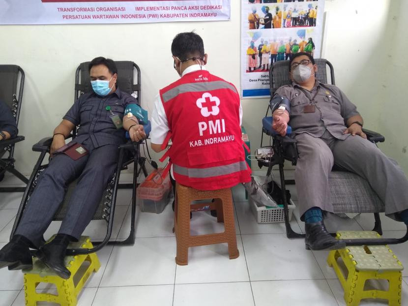 Sejumlah warga mengikuti kegiatan donor darah yang digelar PWI Perwakilan Indramayu bekerja sama dengan PMI, Rabu (12/1/2022). Saat ini, permintaan trombosit bertambah seiring meningkatnya kasus DBD.
