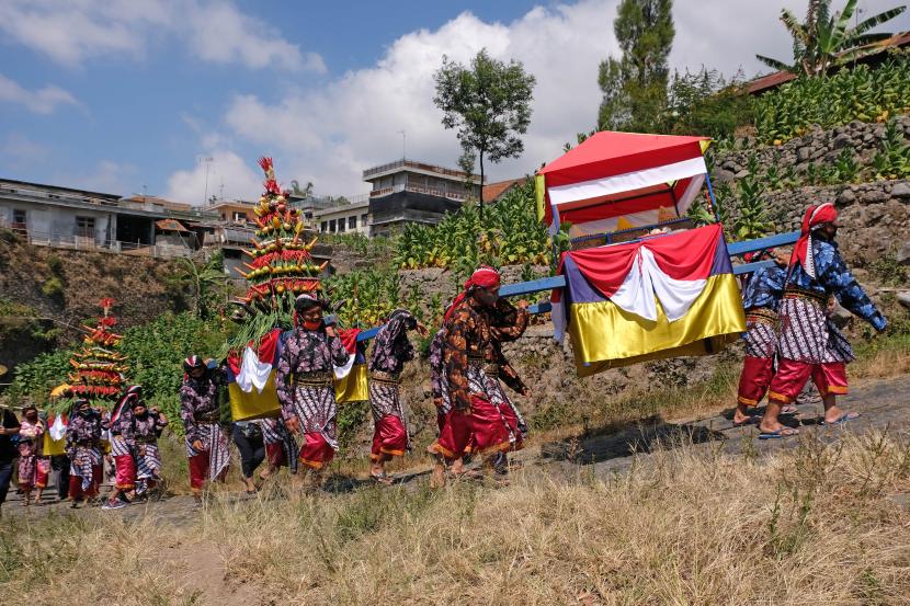 Temanggung Izinkan Pertunjukan Seni Budaya. Sejumlah warga mengikuti kirab tradisi Grebeg Besar Lamuk Legok di lereng Gunung Sumbing Desa Legoksari, Tlogomulyo, Temanggung, Jawa Tengah. Ilustrasi.