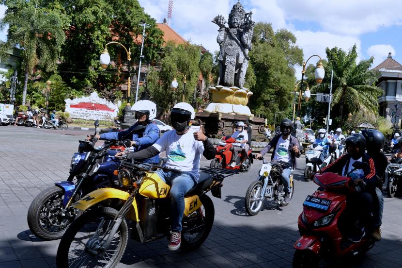 Sejumlah warga mengikuti konvoi kendaraan listrik saat kegiatan PLN E-Mobility Day: Driving The Future di Denpasar, Bali, Ahad (24/7/2022). Kegiatan itu diselenggarakan PLN dalam upaya mengkampanyekan penggunaan kendaraan listrik guna mendukung transisi menuju energi bersih. 