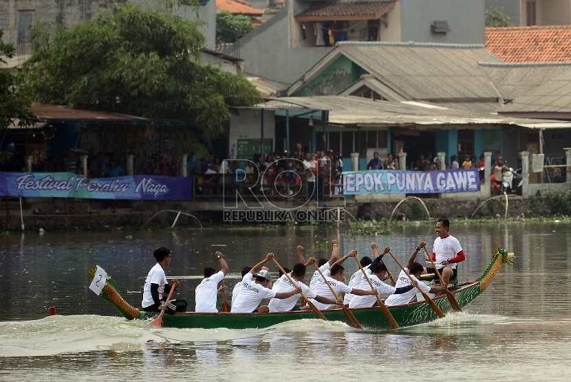  Sejumlah warga mengikuti lomba dayung pada Festival Perahu Naga di Situ Rawa Besar, Kampung Lio, Pancoran Mas, Depok, Jawa Barat, Ahad (8/11).  (Republika/Raisan Al Farisi)