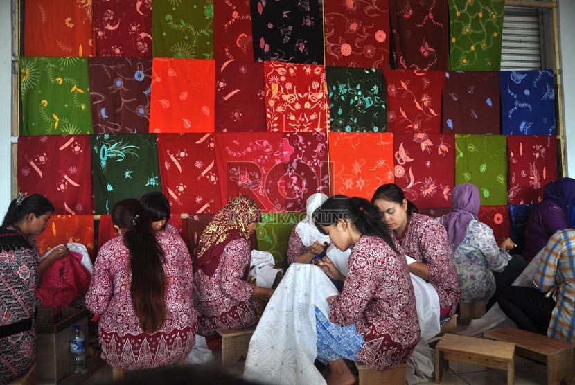 Sejumlah warga mengikuti lomba membatik yang digelar di Rusun Marunda, Jakarta Utara, Rabu (2/10). (Republika/Rakhmawaty La'lang)