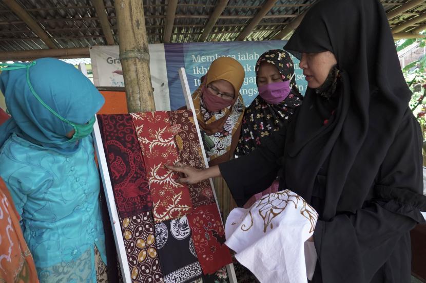 Sejumlah warga mengikuti pelatihan membuat batik kontemporer di Desa Muntang, Kemangkon, Purbalingga, Jateng. 