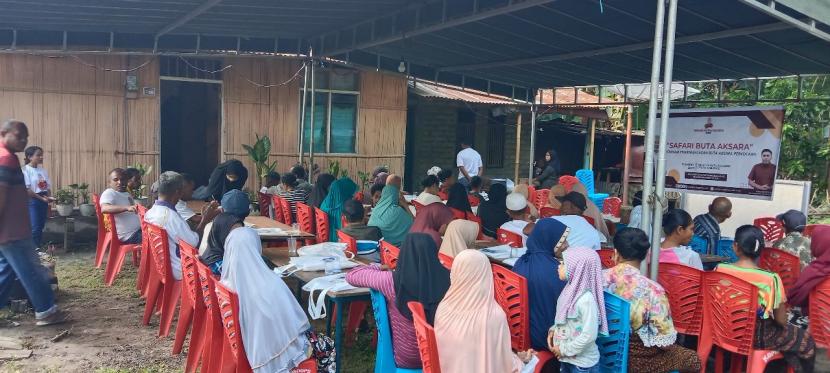 Sejumlah warga mengikuti program pemberantasan buta aksara perkotaan pada Kamis (30/3/2023). Kegiatan itu digelar di Kelurahan Kota Ratu, Kecamatan Ende Utara, Kabupaten Ende, Nusa Tenggara Timur.