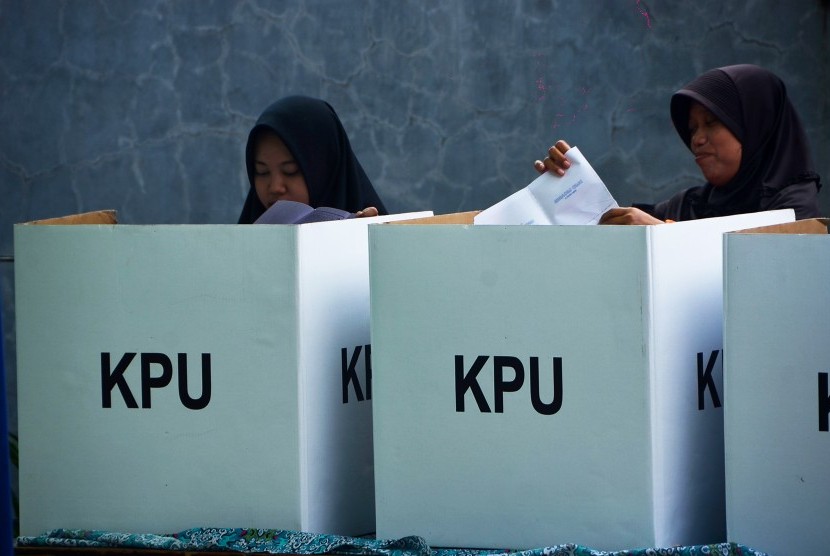 Sejumlah warga mengikuti proses pemungutan suara susulan Pemilu serentak 2019 di TPS 242, Pondok Ungu Permai, Bekasi, Jawa Barat, Minggu (21/4/2019). KPU Kota Bekasi melaksanakan pemungutan suara susulan untuk pemilihan Calon Anggota Legislatif DPRD Jawa Barat dan DPD di lima TPS.