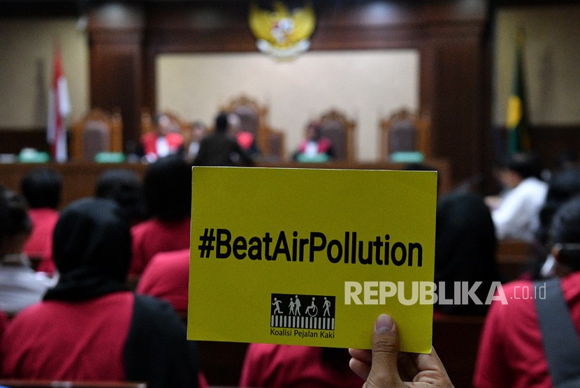 Sejumlah warga mengikuti sidang perdana gugatan terkait polusi udara Jakarta di Pengadilan Negeri Jakarta Pusat, Jakarta, Kamis (1/8/2019).