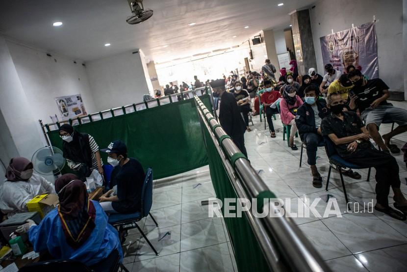 Sejumlah warga mengikuti vaksinasi Covid-19 di Jakarta, Ahad (5/9). Gubernur DKI Jakarta Anies Baswedan mencatat bahwa vaksinasi COVID-19 di DKI Jakarta telah mencapai 118 persen dari target yang ditetapkan pemerintah pusat yakni 7,5 juta warga.