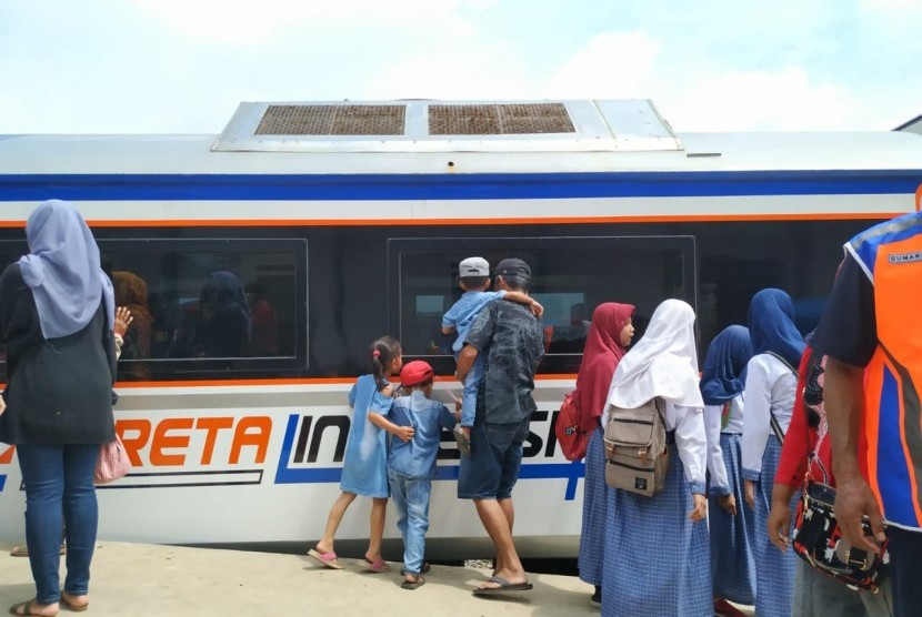 Sejumlah warga mengintip ke dalam kereta inspeksi yang berhenti di Stasiun Garut, Rabu (19/2).