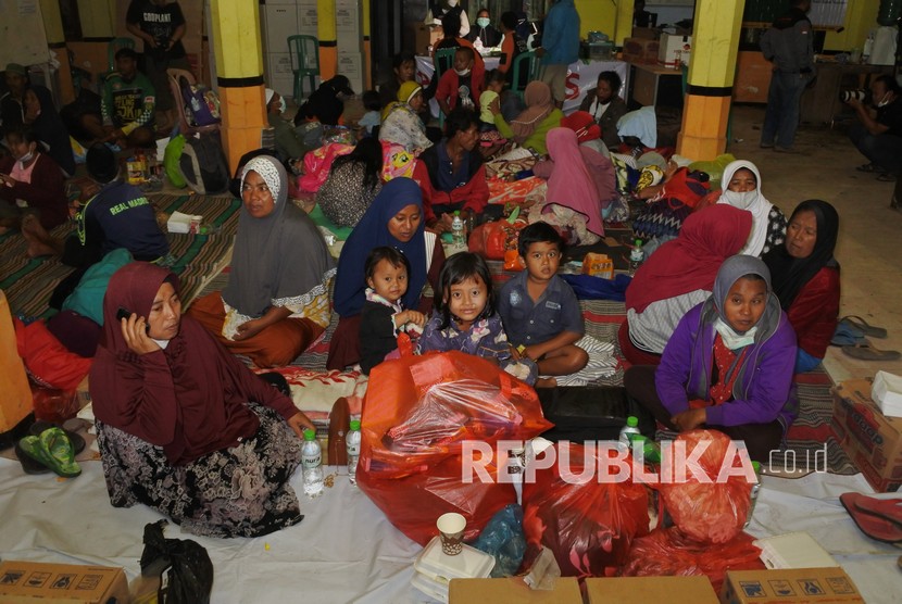 Sejumlah warga mengungsi di Balai Desa Sumberwuluh, Candipuro, Lumajang, Jawa Timur, Ahad (5/12/2021). Sejumlah warga mengungsi di balai desa tersebut akibat letusan Gunung Semeru. 