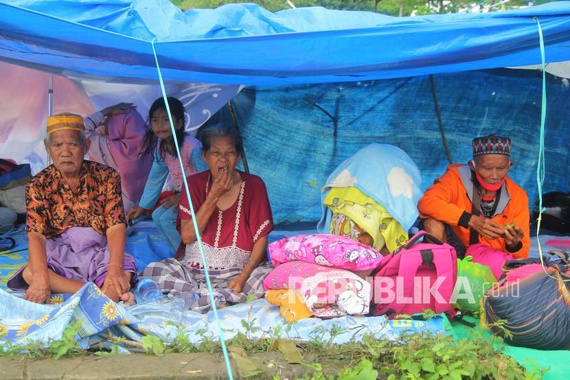 Sejumlah warga mengungsi di ketinggian di Mamuju Sulawesi Barat, Sabtu (15/1/2021). Bantuan logistik hingga saat ini belum tersalurkan di tempat pengungsian.