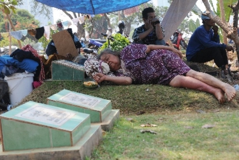 Sejumlah warga mengungsi di tenda-tenda yang dilbangun di kompleks pemakaman umum Kelurahan Karet Tengsin, Kecamatan Tanah Abang, Jakarta Pusat.