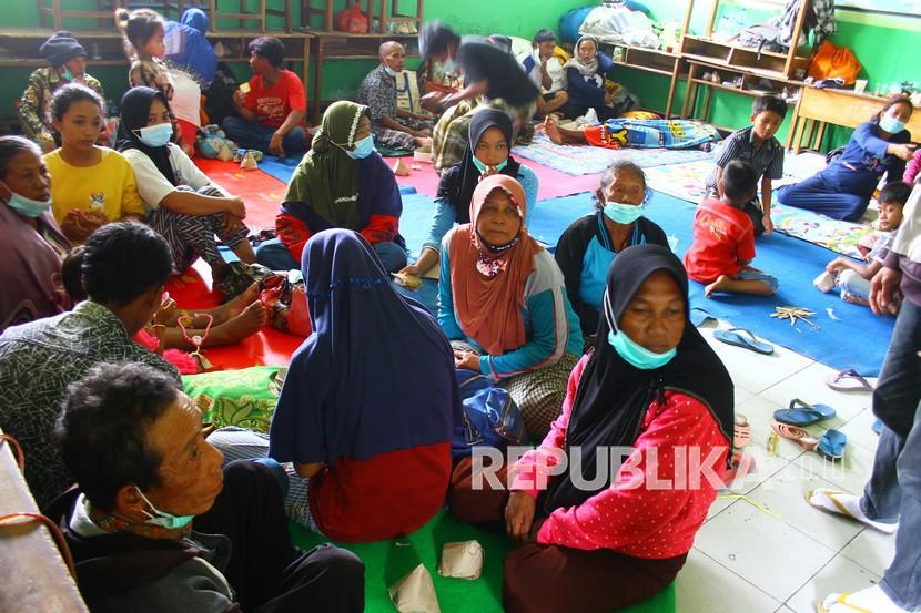 Sejumlah warga mengungsi untuk menghindari letusan Gunung Semeru susulan di SDN Supiturang 4, Pronojiwo, Lumajang, Jawa Timur, Senin (6/12/2021). Badan Penanggulangan Bencana Daerah (BPBD) setempat mencatat sebanyak 305 orang dari Desa Supiturang-Pronojiwo mengungsi di empat lokasi pengungsian.
