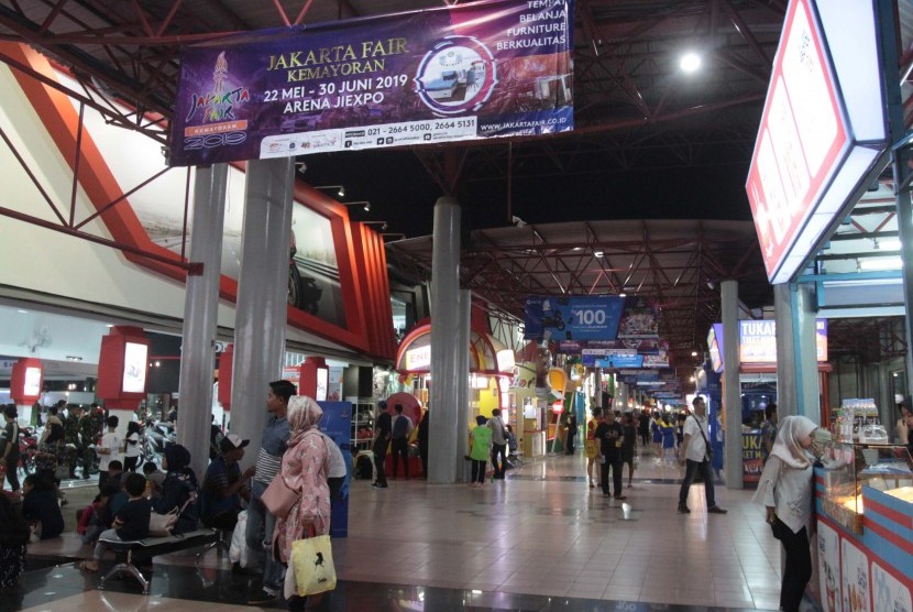 Sejumlah warga mengunjungi arena Jakarta Fair 2019 di JiExpo Kemayoran, Jakarta, Rabu (22/5). Tahun ini, Jakarta Fair tertunda penyelenggaraannya akibat pandemi Covid-19.