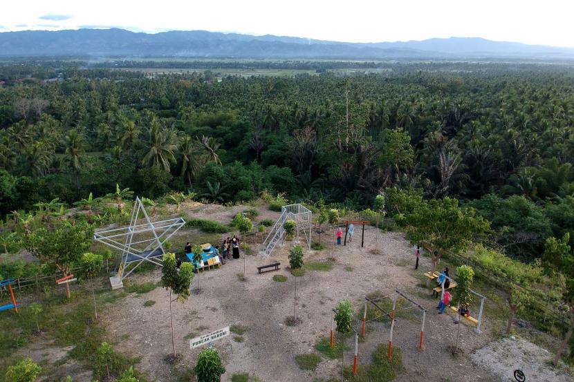 Sejumlah warga mengunjungi objek wisata Puncak Mahoni di Limboto, Kabupaten Gorontalo, Gorontalo, Jumat (14/5/2021). Ekonomi Gorontalo pada kuartal I tahun 2021 terhadap kuartal I tahun 2020 terkontraksi sebesar 1,98 persen.