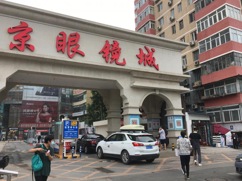 Sejumlah warga mengunjungi pasar grosir kacamata yang dibuka kembali setelah sebelumnya ditutup total di Panjiayuan, Beijing, China, Ahad (12/6/2022). Pihak berwenang di Ibu Kota China, Beijing, pada Senin (13/6/2022) menelusuri kasus Covid-19 yang diidentifikasi berasal dari sebuah bar 24 jam. 