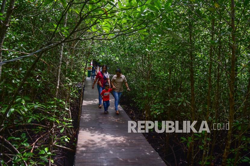 Sejumlah warga mengunjungi tempat wisata Hutan Mangrove Guraping di Sofifi, Provinsi Maluku Utara, Senin (14/2/2022). Pemerintah Provinsi Maluku Utara sejak 2021 mengembangkan 15 hektare kawasan hutan lindung mangrove sebagai tempat wisata, yang didalamnya terdapat 12 spesies pohon mangrove. Pengunjung Nikmati Asrinya Hutan Mangrove Sofifi di Maluku Utara