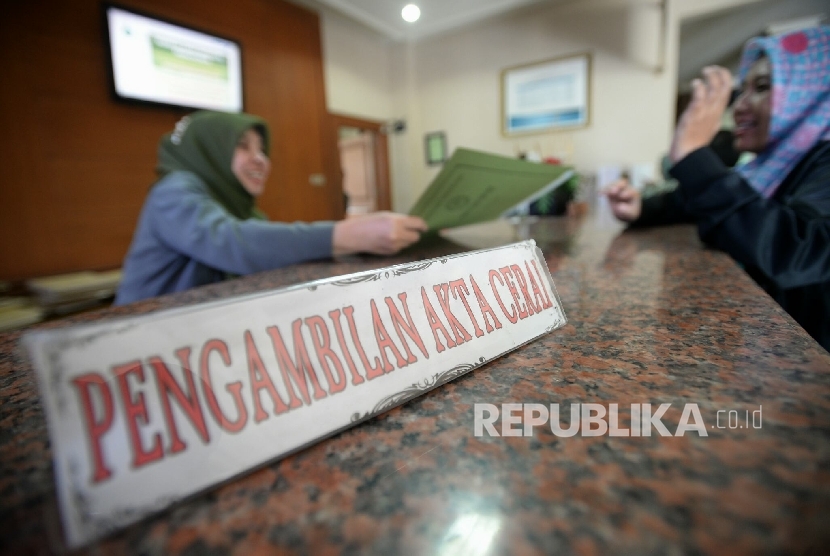 Sejumlah warga mengurus proses perceraian di Pengadilan Agama Jakarta Selatan, Senin (3/10). Kasus perceraian di sejumlah daerah mengalami peningkatan. Kebanyakan perceraian dilatarbelakangi masalah ekonomi yang sulit di tengah pandemi Covid-19. 