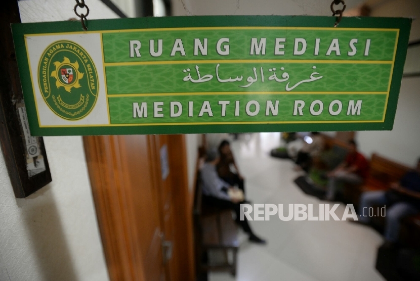 Sejumlah warga mengurus proses perceraian di Pengadilan Agama Jakarta Selatan, Senin (3/10).