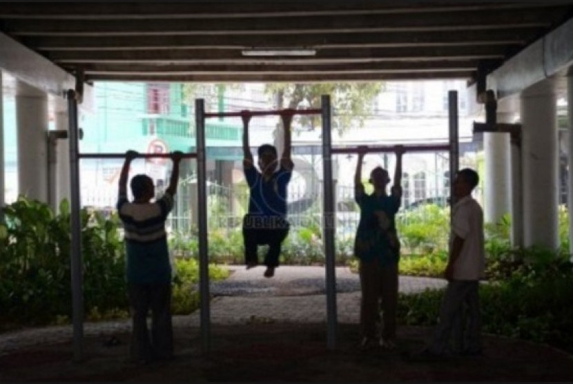 Sejumlah warga menikmati fasilitas olahraga taman interaktif di kolong jalan layang Klender, Jakarta Timur, Senin (13/10). 