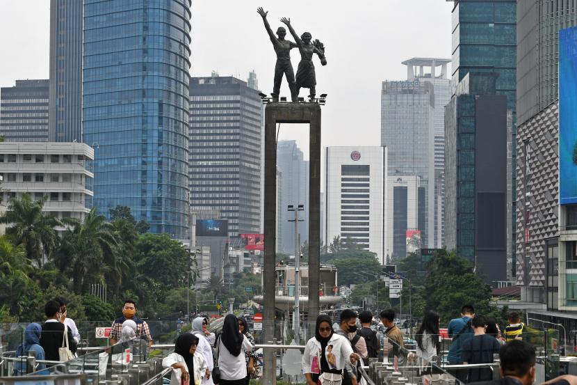 Sejumlah warga menikmati suasana Bundaran Hotel Indonesia (HI) di anjungan Halte Bus Trans Jakarta Bundaran HI, Jakarta, Jumat (21/10/2022). Kementerian Keuangan mencatat produk domestik bruto (PDB) nasional pada triwulan II 2022 menguat sebesar 5,4 persen (yoy) atau sudah 6,8 persen di atas level PDB riil 2019 karena dipicu relaksasi aturan perjalanan yang mendorong peningkatan konsumsi masyarakat.