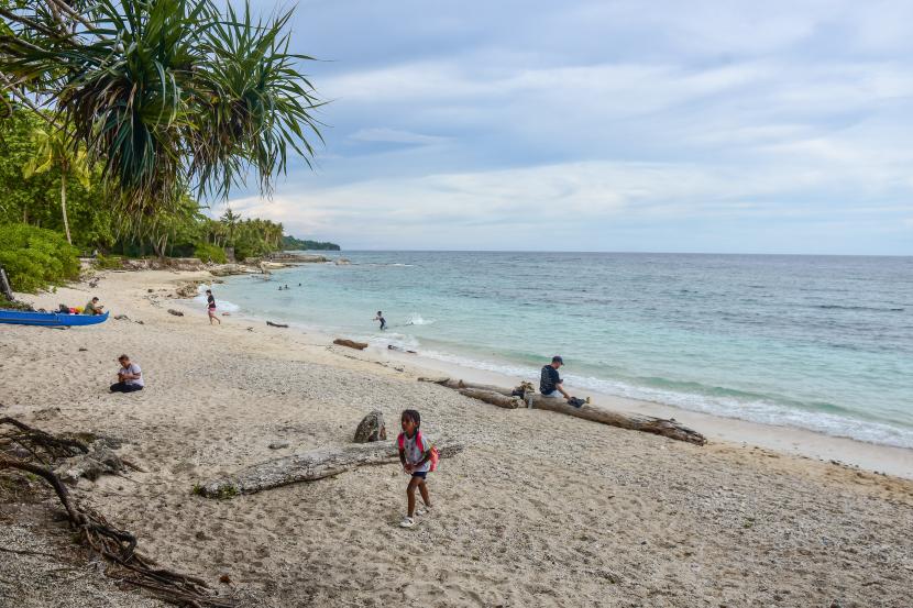 Sejumlah warga menikmati suasana di Pantai Santai Kota Ambon, Provinsi Maluku (ilustrasi). Dispar Provinsi Maluku menargetkan jumlah kunjungan wisatawan asing sebanyak 14.356 orang.