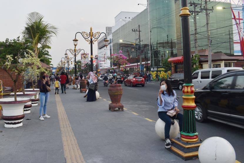 Sejumlah warga menikmati suasana sore hari di kawasan pedestrian Kota Madiun, Jawa Timur, (ilustrasi).