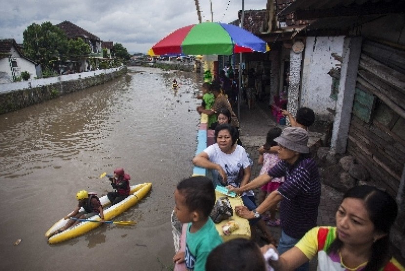 Sejumlah warga menikmati wisata air dengan perahu di Sungai Code, Sayidan, Yogyakarta.