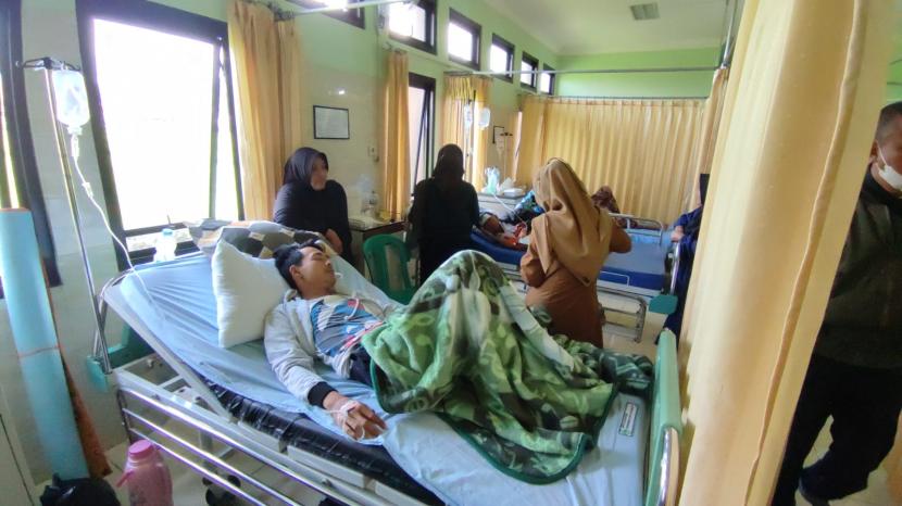 Sejumlah warga menjalani perawatan di Puskesmas Cihaurbeuti, Kabupaten Ciamis, Selasa (20/12/2022). Terdapat total 36 warga yang diduga mengalami keracunan massal di Kecamatan Cihaurbeuti, Kabupaten Ciamis. 