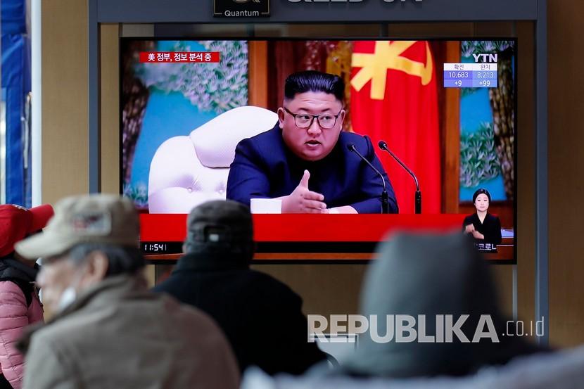 Sejumlah warga menonton televisi yang menunjukkan program berita yang melaporkan tentang pemimpin Korea Utara Kim Jong Un dengan file gambar di Stasiun Kereta Api Seoul di Seoul, Korea Selatan, Selasa (21/4). Pemerintah Korea Selatan sedang mencari laporan yang belum dikonfirmasi yang mengatakan Korea Utara Pemimpin Korea Kim dalam kondisi lemah setelah operasi. 