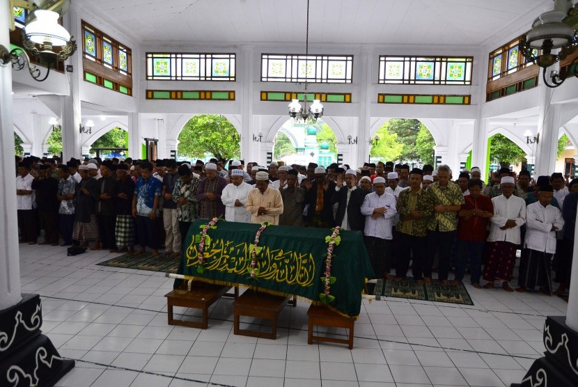 Sejumlah warga mensalatkan jenazah wakil bupati terpilih Grobogan Edy Maryono di masjid Jami' Baitul Makmur Purwodadi, Grobogan, Jawa Tengah, Jumat (11/3).