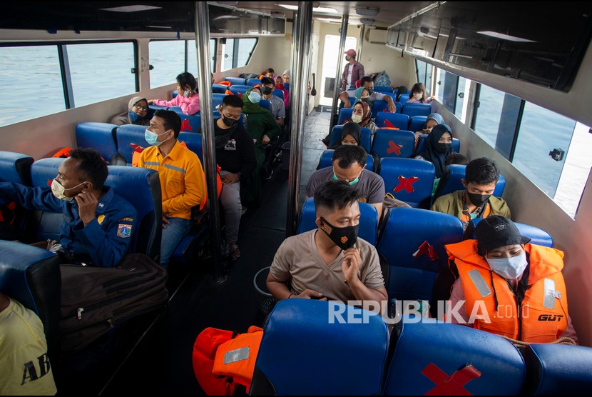Sejumlah warga menumpang kapal tujuan Pulau Kelapa dan Pulau Sebira dari Pelabuhan Kali Adem, Muara Angke, Jakarta. Saat pemberlakuan PPKM Darurat, pemerintah mengeluarkan aturan untuk penyebrangan dibatasi 50 persen. (ilustrasi)