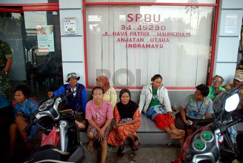 Sejumlah warga menunggu jerigen nya untuk diisi BBM di SPBU Anjatan, Indramayu, Selasa (26/8).(Republika/Raisan Al Farisi)