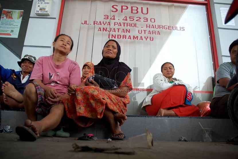 Sejumlah warga menunggu jerigen nya untuk diisi BBM di SPBU Anjatan, Indramayu, Selasa (26/8).(Republika/Raisan Al Farisi)