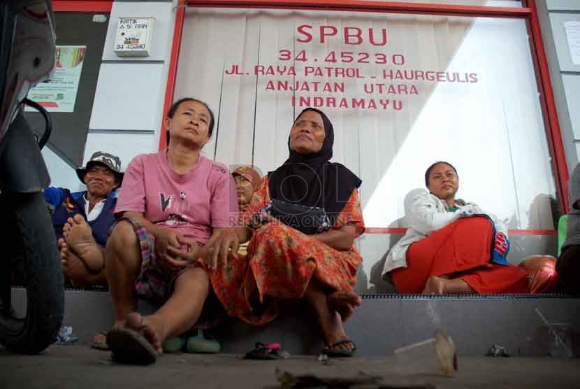 Sejumlah warga menunggu jerigen nya untuk diisi BBM di SPBU Anjatan, Indramayu, Selasa (26/8).(Republika/Raisan Al Farisi)