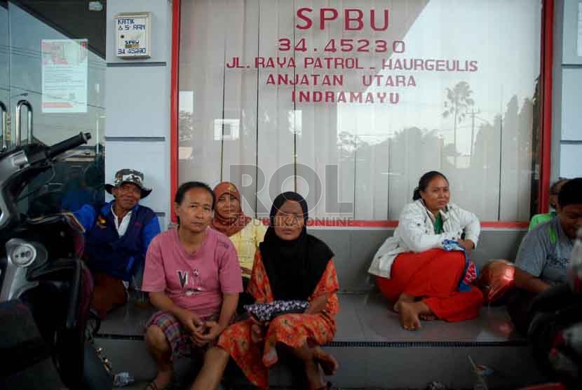 Sejumlah warga menunggu jerigen nya untuk diisi BBM di SPBU Anjatan, Indramayu, Selasa (26/8).(Republika/Raisan Al Farisi)