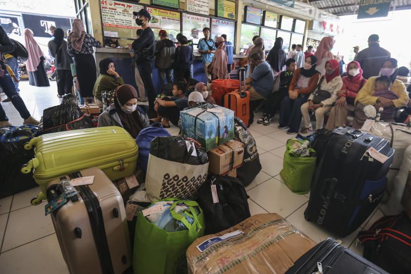 Sejumlah warga menunggu keberangkatan bus untuk mudik di Terminal Kampung Rambutan, Jakarta, Rabu (27/4/2022). Tim K9 BNN memeriksa barang bawaan pemudik di Terminal Kampung Rambutan.