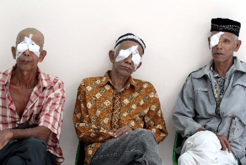 Sejumlah warga menunggu pembagian obat setelah menjalani operasi katarak massal di Rumah Sakit Arun NGL Lhokseumawe, Provinsi Aceh.