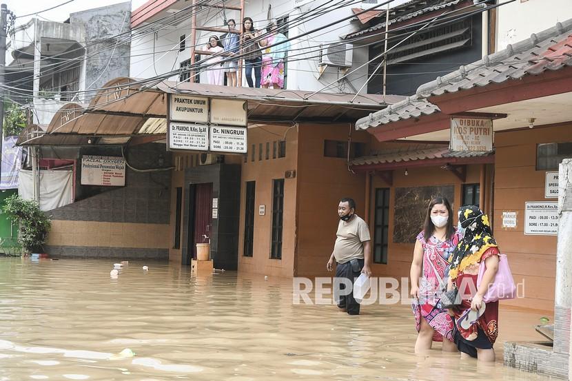 Sejumlah penduduk di kawasan bantaran Kali Bekasi, Kota Bekasi, Jawa Barat, dievakuasi petugas akibat banjir yang disebabkan luapan air sungai, Sabtu (16/7/2022) dini hari.