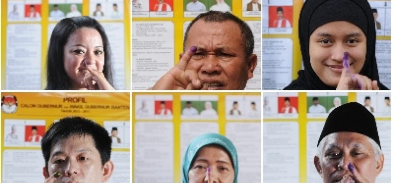 Sejumlah warga menunjukkan jari yang telah ditandai dengan tinta sebagai bukti ikut serta dalam Pemilihan Gubernur dan Wakil Gubernur Banten 2011-2016 di sebuah tempat pemungutan suara (TPS) di Kota Tangsel, Banten, Sabtu (22/10).