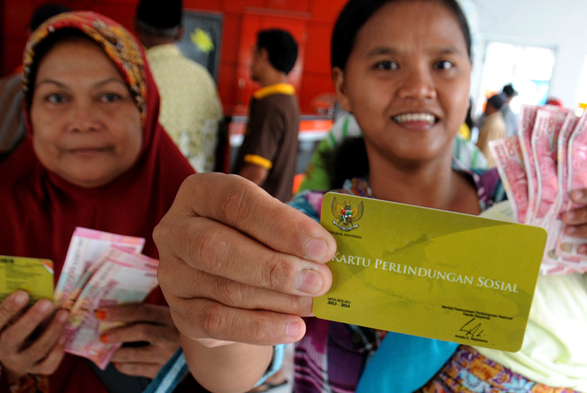 Sejumlah warga menunjukkan uang yang diterimanya usai antre pencairan dana Program Simpanan Keluarga Sejahtera (PSKS) di Kantor Pos Indonesia Cabang Pancoran Mas, Depok, Jawa Barat, Rabu (15/4).(Indrianto Eko Suwarso)