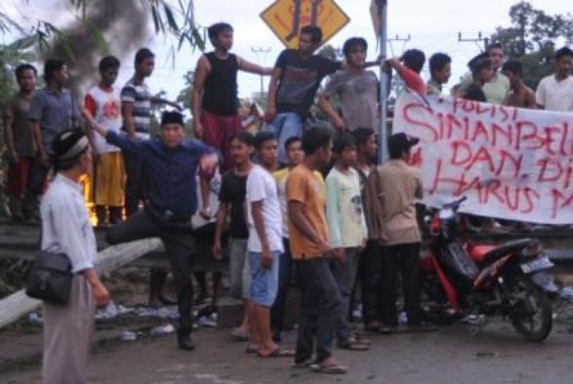SeJumlah warga menutup Jalan lintas sumatera (Jalinsum) di kawasan Kelurahan Muara Rupit, Kabupaten Musi Rawas, Selasa (30/4).